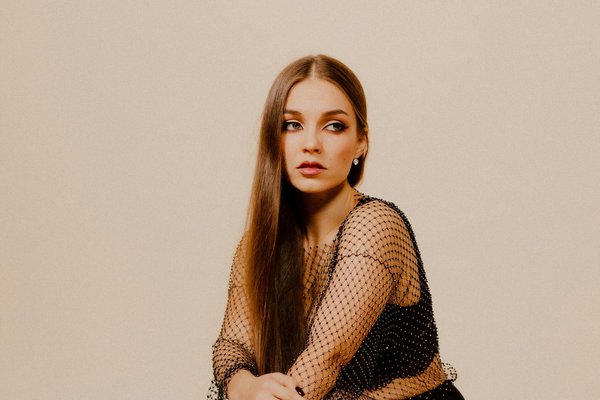 Les incontournables de la mode pour un style années 70 époustouflant