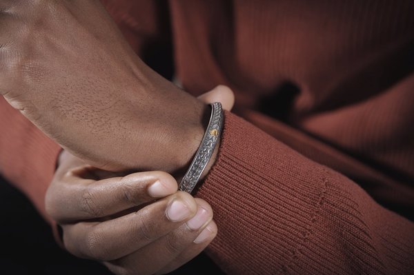 Bijoux à graver homme : célébrez vos moments précieux